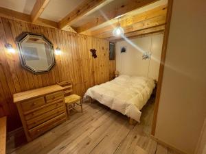 Rúm í herbergi á Grand Chalet entre Barcelonnette et Praloup, 3 Chambres, Terrasse Ombragée, Accès Navette et Golf - FR-1-165A-121
