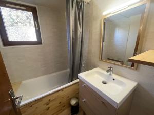 Baðherbergi á Grand Chalet entre Barcelonnette et Praloup, 3 Chambres, Terrasse Ombragée, Accès Navette et Golf - FR-1-165A-121