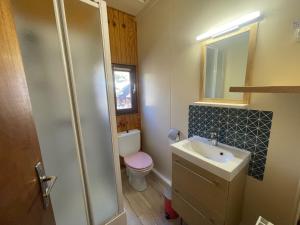 Baðherbergi á Grand Chalet entre Barcelonnette et Praloup, 3 Chambres, Terrasse Ombragée, Accès Navette et Golf - FR-1-165A-121 +8 myndir