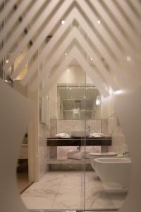 a bathroom with two sinks and a mirror at Hotel Tigullio Et De Milan in Santa Margherita Ligure