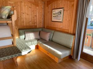 A seating area at Ciasa Fam Comploi