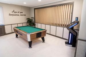 Biliár nebo kulečník v ubytování Hotel Restaurante Cadosa