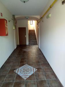 un corridoio vuoto con pavimento piastrellato e scale di Soba Arena a Pola (Pula)