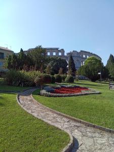 a circular garden with flowers in a park at Soba Arena in Pula