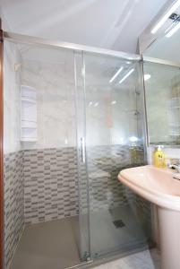 a bathroom with a shower and a sink at BENIBEACH - Fincas Arena in Benidorm +18 photos