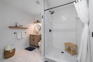 uma casa de banho com um chuveiro e um WC. em NEW Modern Bungalow Close to Downtown! Fully Fenced Yard em Saint Augustine