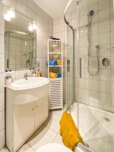 A bathroom at Gemütliches Apartment mit Terrasse in ruhiger Lage