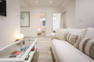 a living room with a white couch and a table at Heart of City Centre & Museum by Next Stop Bilbao in Bilbao