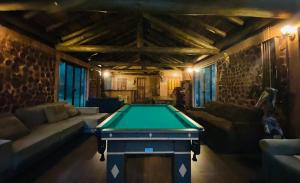a living room with a pool table in it at Mansão rústica Medieval Luxo Santuário Bellatrix in Campo Novo