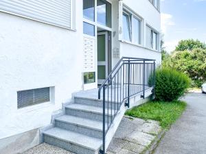 a set of stairs in front of a white building at Gemütliches Apartment mit Terrasse in ruhiger Lage in Kempten