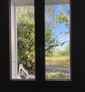 ein Fenster mit Blick auf ein Feld durch es in der Unterkunft T2 Poitiers Saint Benoit 20min Futuroscope in Saint-Benoît