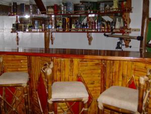 Lounge nebo bar v ubytování Mindo Río Hostería