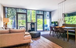 - un salon avec un canapé et une table dans l'établissement Lovely Home In Lautenthal With Wifi, à Lautenthal