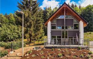 une maison avec un toit dans un jardin dans l'établissement Lovely Home In Lautenthal With Wifi, à Lautenthal