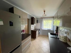 kuchnia z lodówką i kuchenką górny piekarnik w obiekcie Sleeping Harsz w mieście Harsz +12 zdjęć