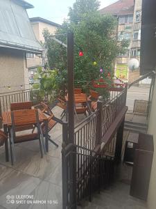 een balkon met stoelen, tafels en een hek bij Casa Lucescu in Vatra Dornei