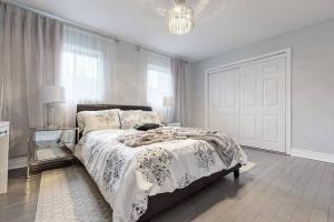 A bed or beds in a room at Cozy 3 bedroom townhouse near Canada's Wonderland!