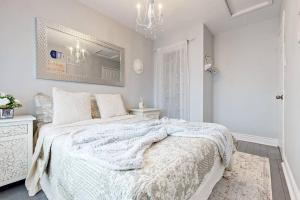 Un ou plusieurs lits dans un hébergement de l'établissement Cozy 3 bedroom townhouse near Canada's Wonderland!