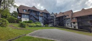 a row of apartment buildings with a parking lot at Appartement Domaine des Yearlings DEAUVILLE in Deauville