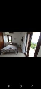 una camera con letto e finestra aperta di Panos Luxury Suites a Kalabaka