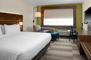 Postel nebo postele na pokoji v ubytování Holiday Inn Express & Suites - Houston NW - Cypress Grand Pky by IHG