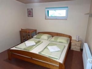 Tempat tidur dalam kamar di Kamenný Mlýn