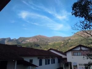 uma vista para as montanhas a partir de uma aldeia em Pousada Querência em Caparaó Velho