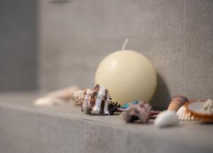 un mucchio di dolci seduti sopra un bancone di Marianna Studios a Kriaritsi