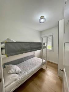 a room with two bunk beds in a room at Precioso y acogedor apto. en Noia. Recién renovado in Noya