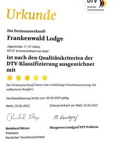 uma imagem de um folheto para um alojamento de turismo selvagem não remendado em Frankenwald-Lodge em Schwarzenbach am Wald