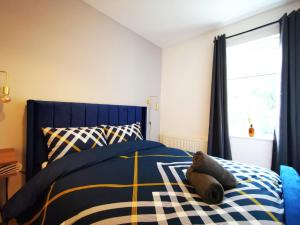 מיטה או מיטות בחדר ב-The Mellor - Holiday Home 15 Mins to Central Manchester With Free Parking