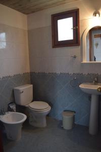 a bathroom with a toilet and a sink at Bungalows Costa Esmeralda in La Paloma