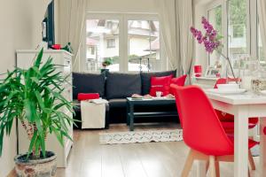 salon z kanapą i stołem w obiekcie Apartament Giencyno Koncina Zakopane w Zakopanem