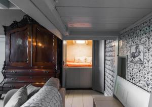 a living room with a bed and a bedroom with a closet at Juffertje in het groen in Zwolle