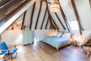 um quarto com uma cama num sótão em Juffertje in het groen em Zwolle