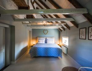 a bedroom with a bed in a room with beams at Juffertje in het groen in Zwolle