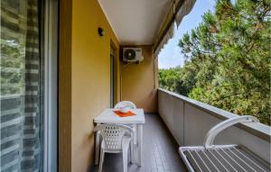 un balcone con tavolo, sedia e finestra di Delta Ii6 a Rosolina Mare