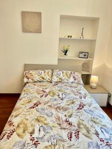 A bed or beds in a room at Divina Luxury Apartment with Jacuzzi near the lake