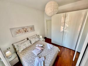 A bed or beds in a room at Divina Luxury Apartment with Jacuzzi near the lake