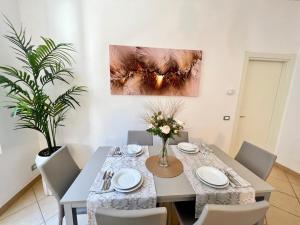 A seating area at Divina Luxury Apartment with Jacuzzi near the lake