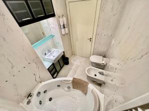 A bathroom at Divina Luxury Apartment with Jacuzzi near the lake Még 20 kép