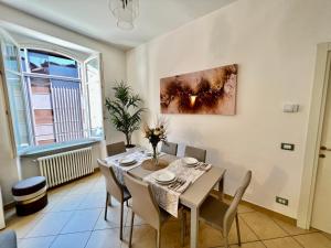 A seating area at Divina Luxury Apartment with Jacuzzi near the lake