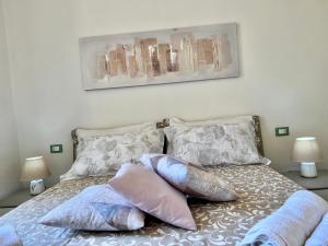 A bed or beds in a room at Divina Luxury Apartment with Jacuzzi near the lake