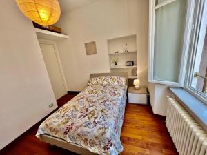 A bed or beds in a room at Divina Luxury Apartment with Jacuzzi near the lake