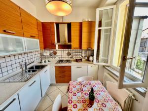 A kitchen or kitchenette at Divina Luxury Apartment with Jacuzzi near the lake