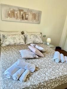 A bed or beds in a room at Divina Luxury Apartment with Jacuzzi near the lake
