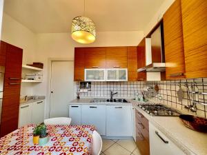 A kitchen or kitchenette at Divina Luxury Apartment with Jacuzzi near the lake
