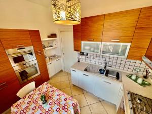 A kitchen or kitchenette at Divina Luxury Apartment with Jacuzzi near the lake