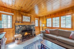 Posezení v ubytování Knotty Pine Cabin