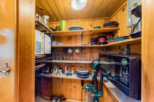 Kuchyň nebo kuchyňský kout v ubytování Knotty Pine Cabin